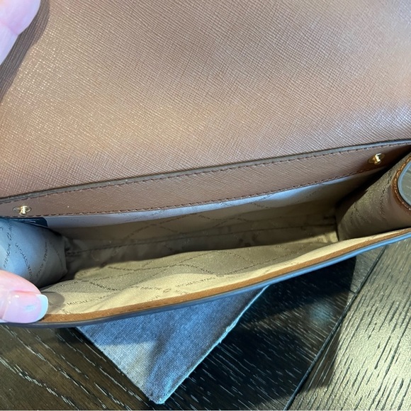 Michael Kors Jet Set Saffiano Crossbody with detachable Strap (tan) and Wallet - Picture 5 of 7